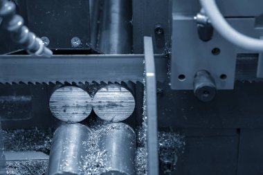 Ham madde çubuklar şerit testere makinesi kesim üzerinde soğutucu akışkan ile. Testere malzeme çubuk kesme makinesi endüstriyel.
