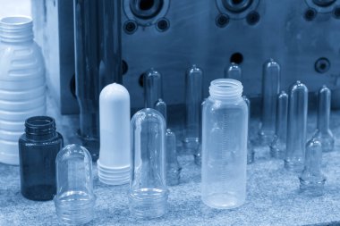 Çeşitli tip plastik şişe ürünü ve enjeksiyon kalıplı preform malzeme. İçme kabı üretim işlemi.