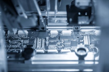 Hafif mavi sahne mikroçip elektronik pano montaj hattı. Elektronik Pano üretim süreci.
