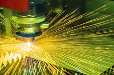 Parlak ışık ile metal plaka kesim Cnc fiber lazer kesim makinası. Modern sac üretim süreci.