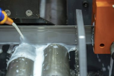 Ham madde çubuklar şerit testere makinesi kesim üzerinde soğutucu akışkan ile. Testere malzeme çubuk kesme makinesi endüstriyel.