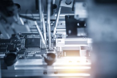Hafif mavi sahne mikroçip elektronik pano montaj hattı. Elektronik Pano üretim süreci.