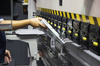 Hidrolik bükme makinası teknisyen işlecini kullanın. Sac üretim süreci.