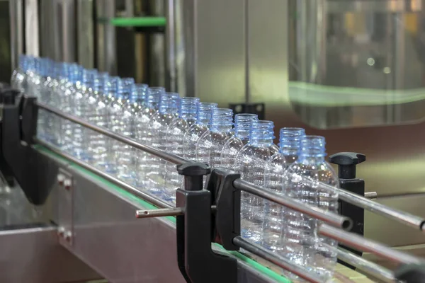 Konveyör bant içme suyu Fabrikası'nda yeni plastik şişelerde. İçme suyu üretim süreci.