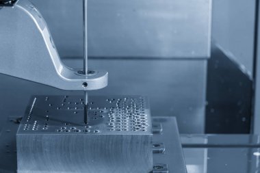 Kalıp parçası sondaj dikey Cnc silah-Matkap Makinası. Üretim süreci Hi-teknoloji kalıp.