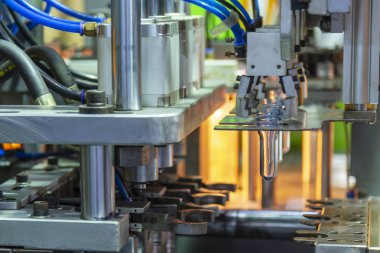 Plastik şişe içki fabrikası'nda üretim için ısıtıcı preform şeklinde. İçme suyu üretim süreci.