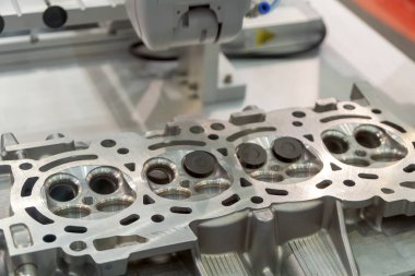 Sıkıcı makine silindir kafası Hole'da olun. Otomotiv bölümü üretim süreci .
