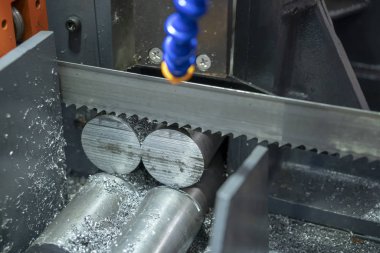 Ham kesme şerit testere makinesi metal çubuklar soğutucu akışkan ile. Testere malzeme çubuk kesme makinesi endüstriyel.