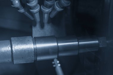 Şaft bölümü yapmak Cnc Silindirik taşlama makine. Otomotiv bölümü üretim süreci.