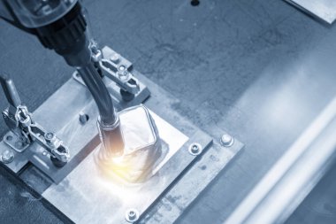 Hafif mavi sahnesinde Otomotiv bölümü kaynak için kaynak robot Makinası. Modern üretim işleminin endüstriyel 4.0 konsept.