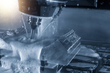 5 eksenli Cnc freze tezgahı veya lastik kalıp bölümü sağlam top frezeler aracıyla ışık mavi sahnede kesme işleme merkezi. Hi-teknoloji üretim süreci.