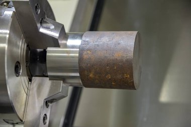 Hammadde işlem dönüm için aynalı Cnc Torna Makinesi. Modern işleme işlemi.
