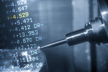 5 eksenli Cnc freze tezgahı ve ışık mavi sahne Otomotiv bölümü kesim G-kodu verilerde soyut sahne. Hi-teknoloji üretim süreci.