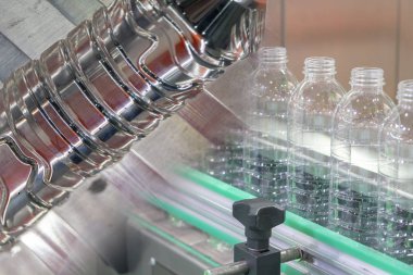 Kalıp ve plastik şişelerde yeni konveyör bant içme suyu fabrikasında üfleme ile soyut sahne. İçme suyu üretim süreci.