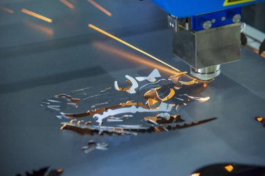 Parlak ışık ile metal plaka kesim Cnc fiber lazer kesim makinası. Modern sac üretim süreci.