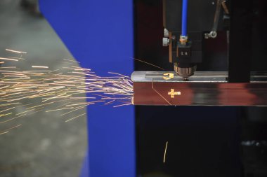 Kare Paslanmaz boru veya tüp delik kesme Cnc Lazer Kesim Makinası. Merhaba-teknoloji üretim süreci.