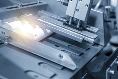 Üretim süreci üretim makine ile diş macunu tüpü. Merhaba-teknoloji modern üretim süreci için.