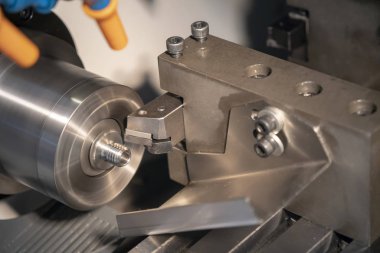 Cnc Torna veya dönüm makine Alüminyum şaft bölümü sonunda iplik kesme. Merhaba-teknoloji üretim süreci.