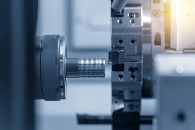 Cnc Torna makinesi veya dönüm makine metal boru veya tüp sonunda iplik kesme. Modern üretim süreci.