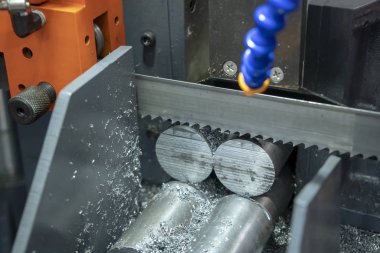 Ham kesme şerit testere makinesi metal çubuklar soğutucu akışkan ile. Testere malzeme çubuk kesme makinesi endüstriyel.