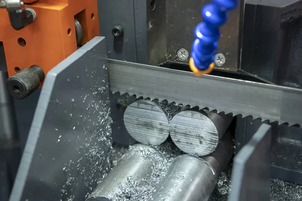 Ham kesme şerit testere makinesi metal çubuklar soğutucu akışkan ile. Testere malzeme çubuk kesme makinesi endüstriyel.