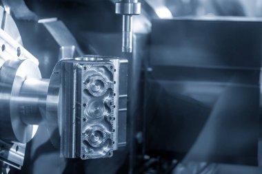 5 eksenli Cnc freze makinesi kesme alüminyum Otomotiv bölümü. Hi-teknoloji üretim süreci.