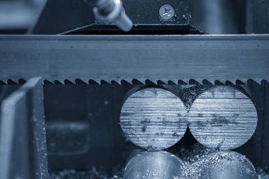 Ham kesme şerit testere makinesi metal çubuklar soğutucu akışkan ile. Testere malzeme çubuk kesme makinesi endüstriyel.
