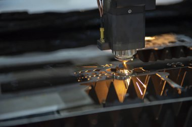 Paslanmaz boru veya parlak ışık ile tüp kesme Cnc fiber lazer kesim makinası. Modern sac üretim süreci.