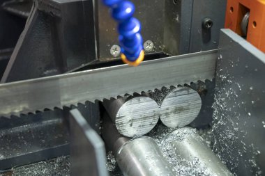 Ham kesme şerit testere makinesi metal çubuklar soğutucu akışkan ile. Testere malzeme çubuk kesme makinesi endüstriyel.