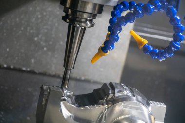 Enjeksiyon kalıp bölümü sağlam düz son değirmen aracı tarafından kesme Cnc freze tezgahı. Kalıp üretim süreci.