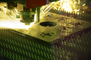 Cnc fiber lazer kesim makinası ve pırıltılı ışık G-code verilerle soyut sahne. Modern sac üretim süreci.