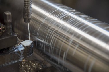 Torna makine çelik şaft kesme işlemi. Modern işleme işlemi.