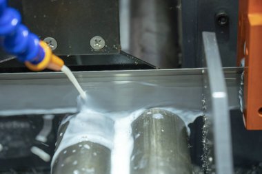 Ham kesme şerit testere makinesi metal çubuklar soğutucu akışkan ile. Testere malzeme çubuk kesme makinesi endüstriyel.