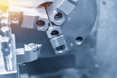 Torna makinesi çalışması ile araç sahibi ışık mavi sahne.