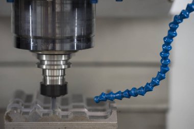 Enjeksiyon kalıp parçası katı topu son değirmen aracı tarafından kesme Cnc freze tezgahı. Kalıp üretim süreci.