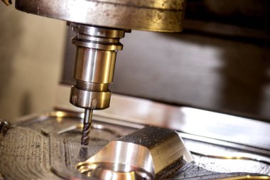 Katı RADIUS son değirmen aracı tarafından dövme kalıp bölümü kesim Cnc freze tezgahı. Kalıp üretim süreci.
