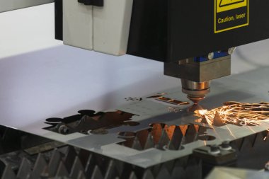 Parlak ışık ile sac plaka kesim Cnc fiber lazer kesim makinası. Modern sac üretim süreci.