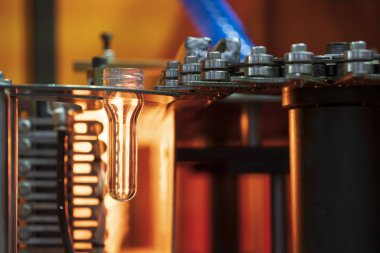 Plastik şişe içki fabrikası'nda üretim için ısıtıcı preform şekli. İçme suyu şişe üretim süreci.