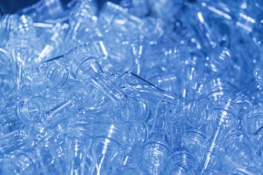 Plastik şişe işlem ışık mavi sahnede üfleme için Pet şişe preform şekli. Konteyner üretim işleme içme.