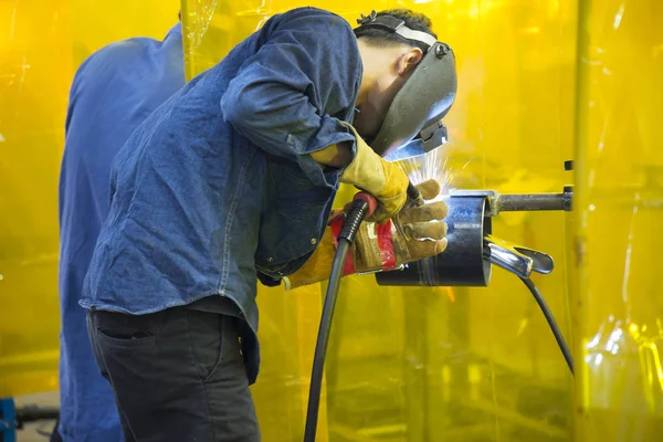 Trabalhador Construção Que Solda Tubo Aço Tubulação Com Máscara Protetora — Fotografia de Stock