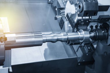 Cnc torna makinesi kesim çelik şaft ışık mavi sahnesinde. Merhaba-teknoloji Otomotiv bölümü üretim süreci.