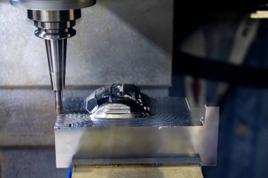 Enjeksiyon kalıp parçası katı RADIUS son değirmen aracı tarafından kesme Cnc freze tezgahı. Kalıp üretim süreci.
