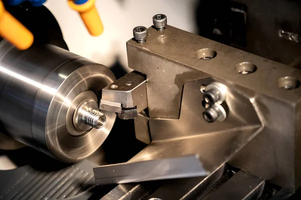 Torno Cnc Máquina Torneamento Cortando Fio Eixo Metal Processo Fabricação — Fotografia de Stock