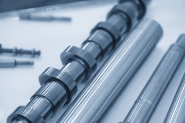 Tablo üzerinde otomobil çelik mili eksantrik mili. Otomobil parçası üretim süreci. 