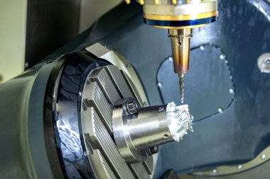 5 eksenli Cnc freze makinesi kesme alüminyum Otomotiv bölümü. Hi-teknoloji üretim süreci.