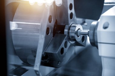 İçinde metal halka taşlama Cnc taşlama makinesi. Modern üretim süreci.