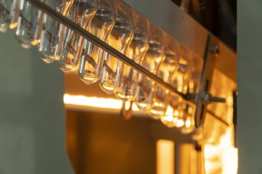 Plastik şişe içki fabrikası'nda üretim için ısıtıcı preform şekli. İçme suyu şişe üretim süreci.