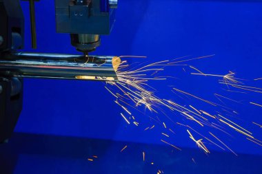 Paslanmaz boru veya parlak ışık ile tüp kesme Cnc fiber lazer kesim makinası. Modern sac üretim süreci.