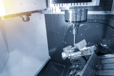 5 eksenli Cnc freze makinesi kesme alüminyum Otomotiv bölümü. Hi-teknoloji üretim süreci.