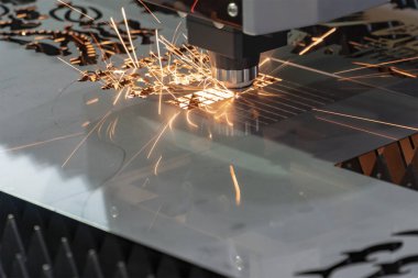 Parlak ışık ile sac plaka kesim Cnc fiber lazer kesim makinası. Modern sac üretim süreci.